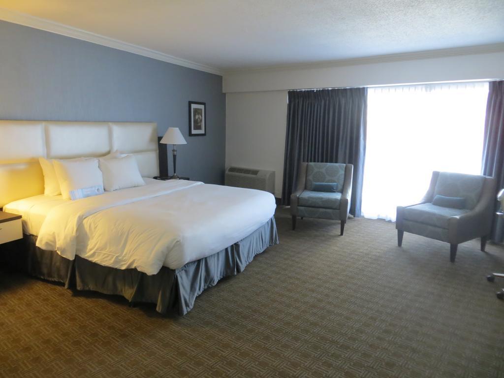Toronto Don Valley Hotel And Suites Habitación foto